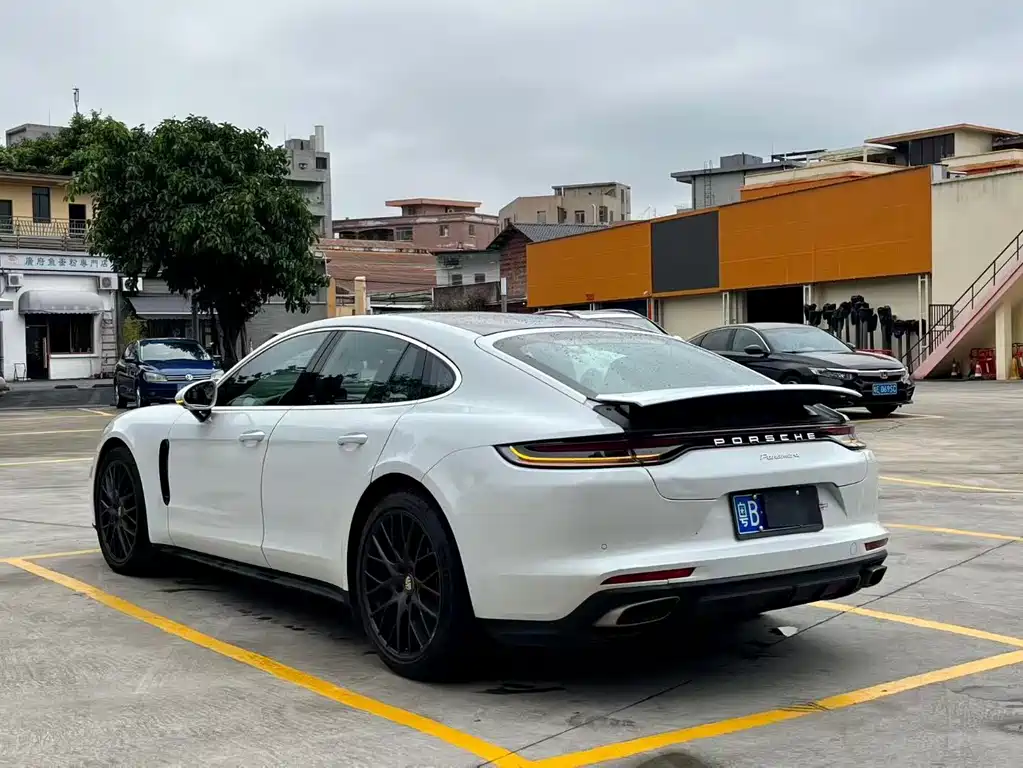 PORSCHE PANAMERA