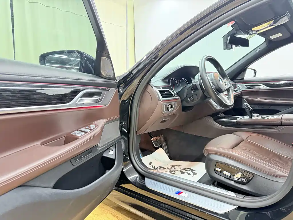 BMW 7 Series — миниатюра 22