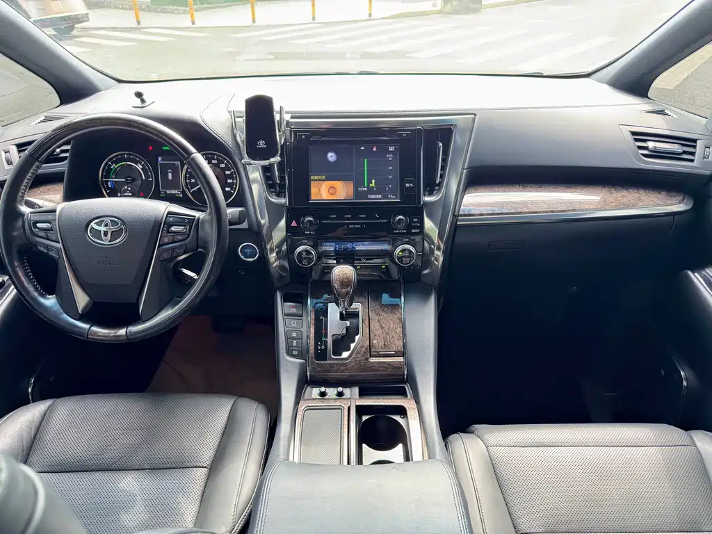 Toyota Alphard — миниатюра 5