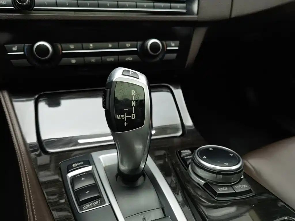 BMW 5 Series — миниатюра 13