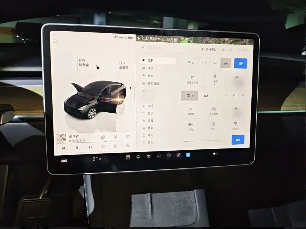 Tesla Model Y — миниатюра 16