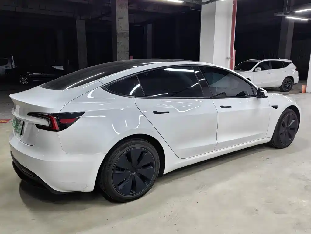 Tesla Model 3 — миниатюра 3