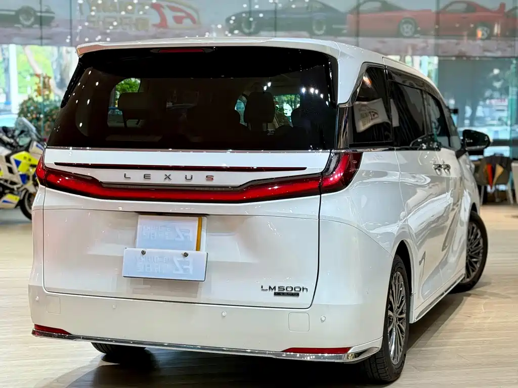 LEXUS LM