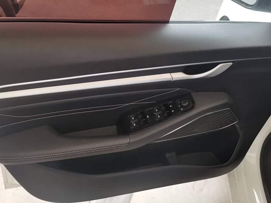 Geely Emgrand 1.5 л 2023 г. Белый, пробег 42000 км