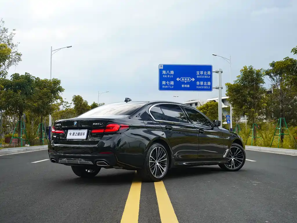 BMW 5 Series — миниатюра 7