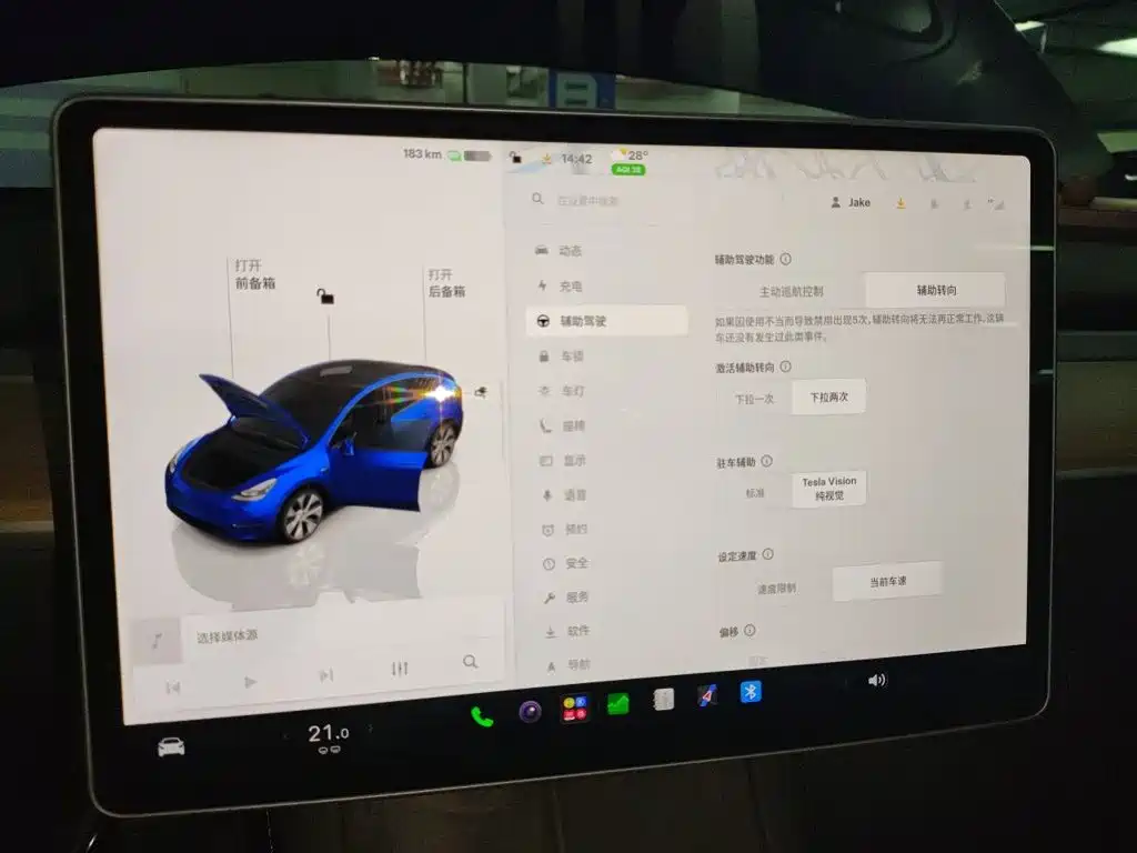 Tesla Model Y — миниатюра 20