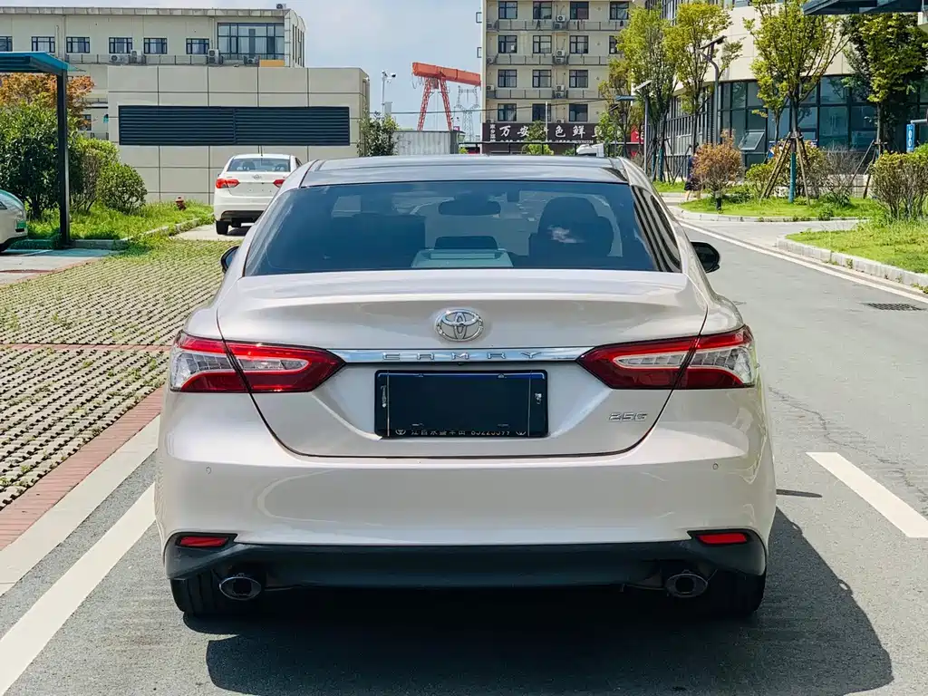 Toyota Camry — миниатюра 5