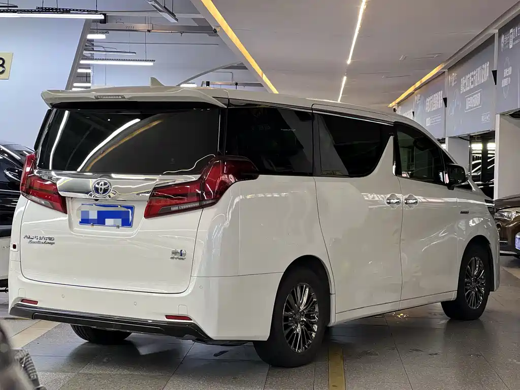 Toyota Alphard — миниатюра 5