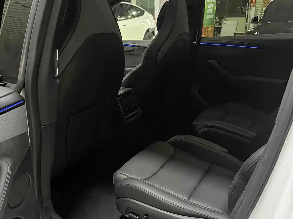 Tesla Model Y L — миниатюра 5