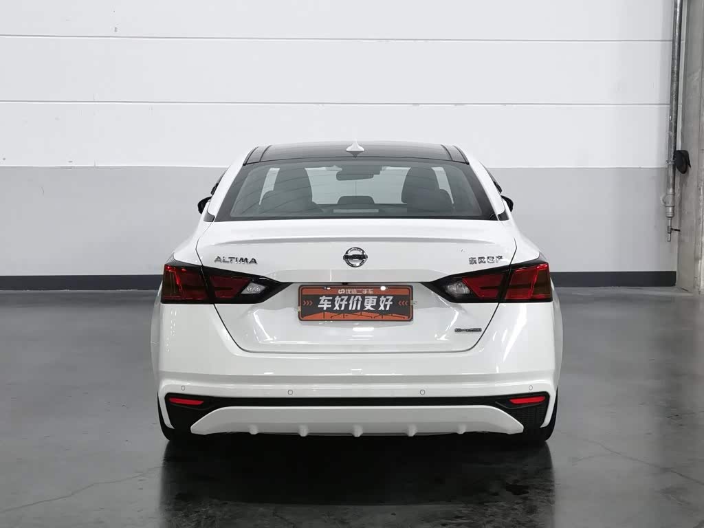 Nissan Teana 2.0 л 2022 г. Белый, пробег 50000 км