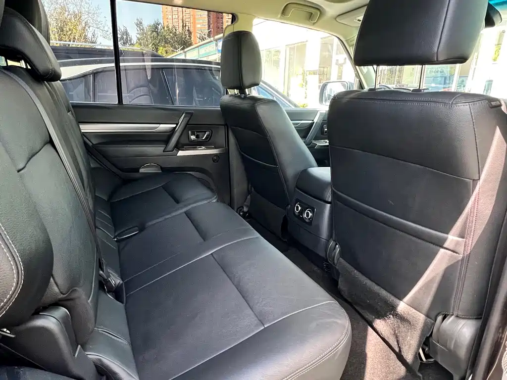 Mitsubishi Pajero (Import) — миниатюра 10
