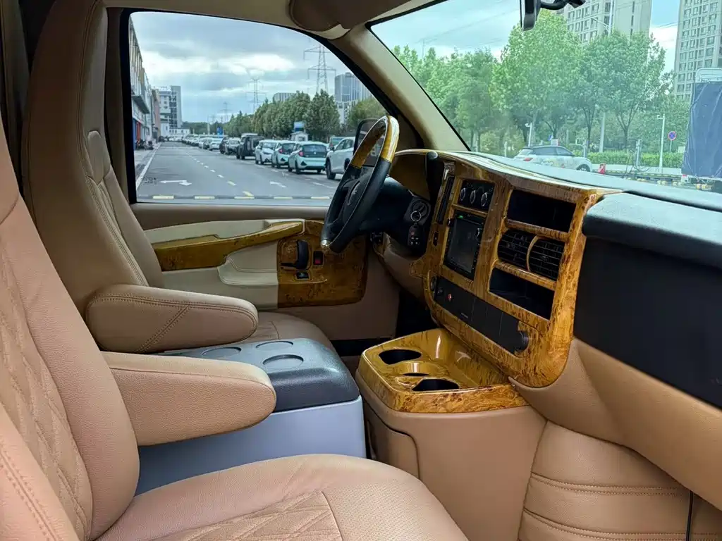 GMC Savana — миниатюра 6
