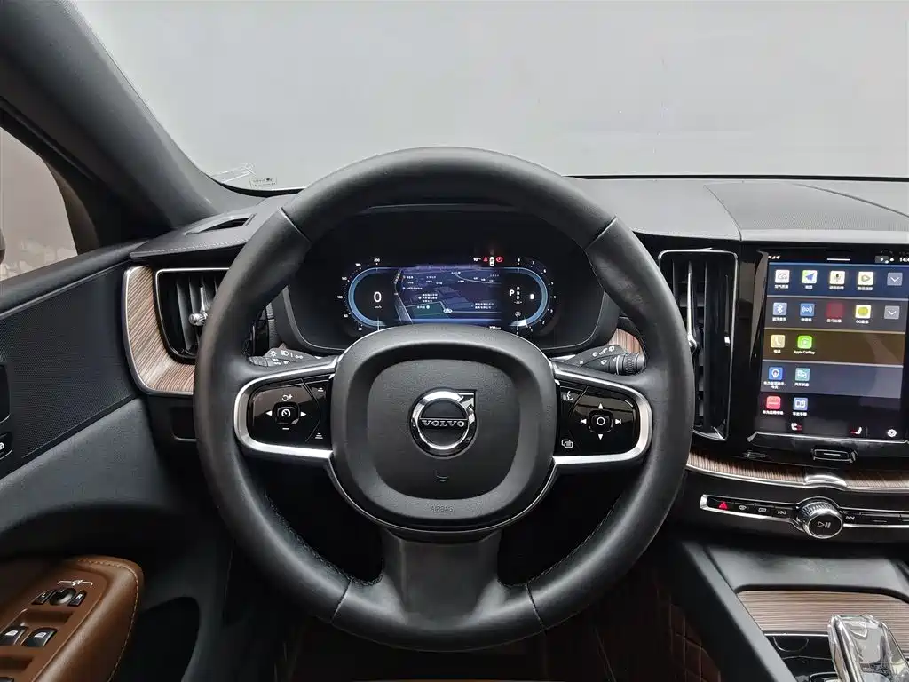 Volvo XC60 2023 B5 Luxury