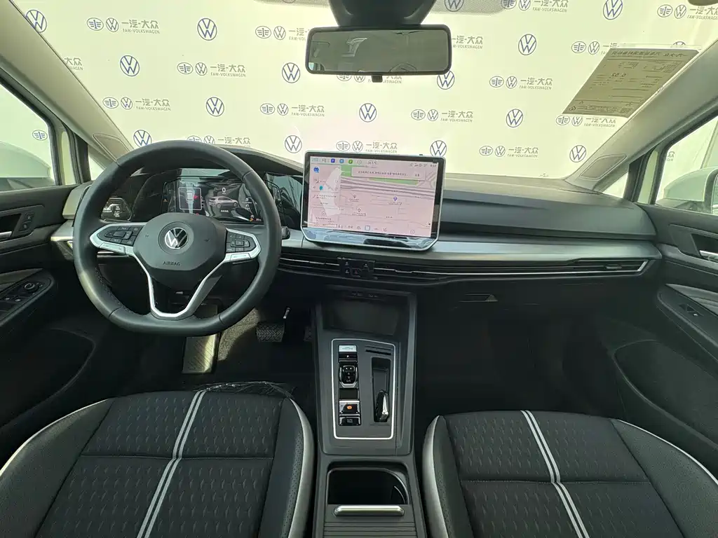Volkswagen Golf 2026 300TSI Pro