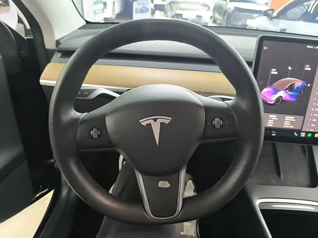 Tesla Model Y — миниатюра 7