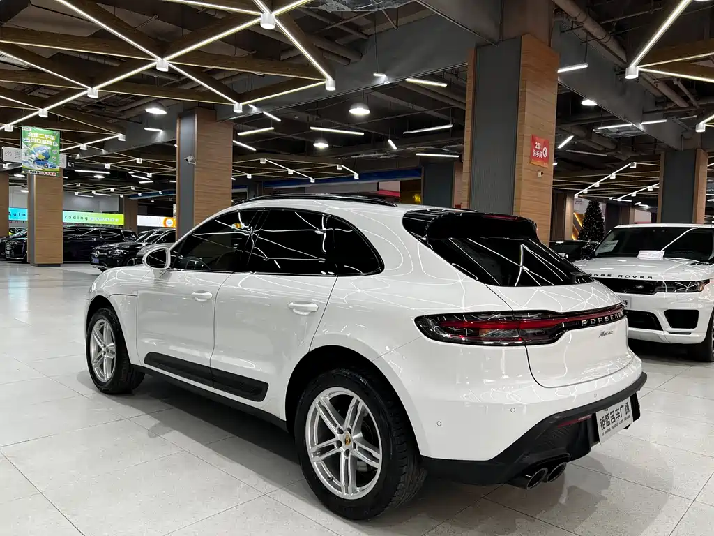 PORSCHE MACAN