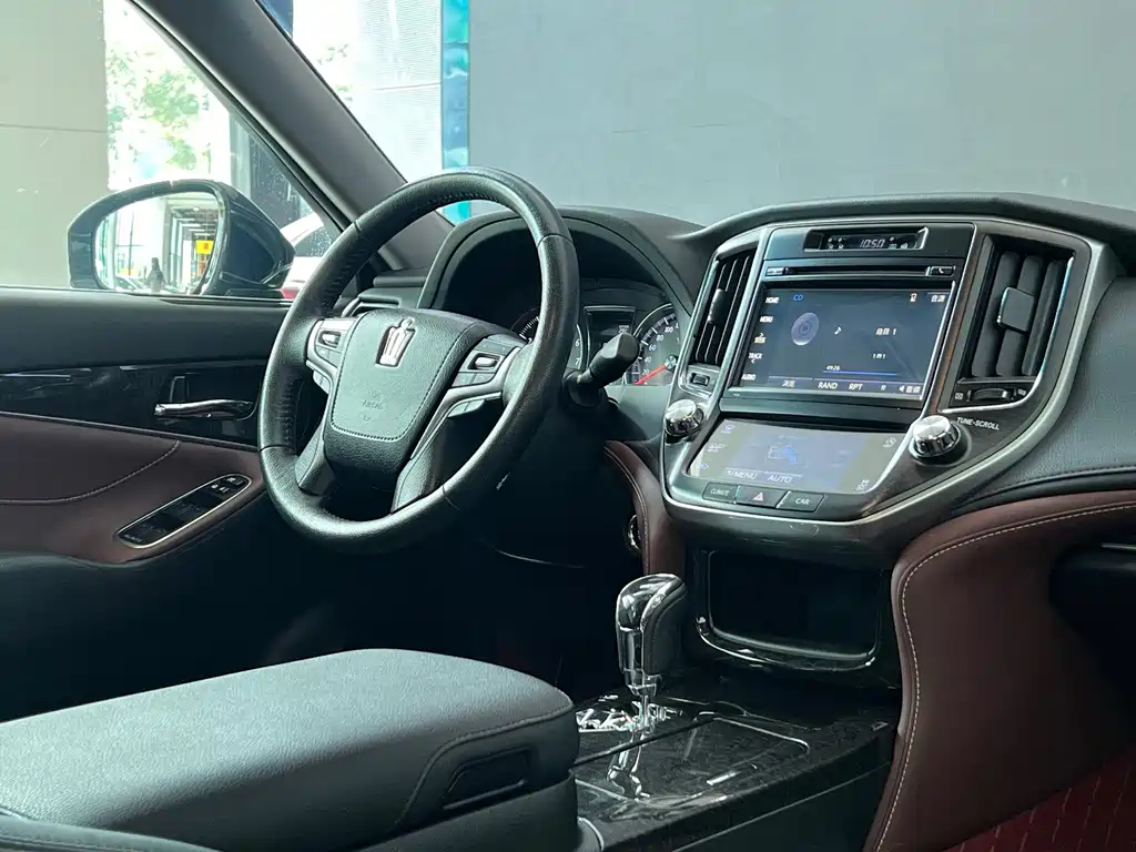 Toyota Crown — миниатюра 10
