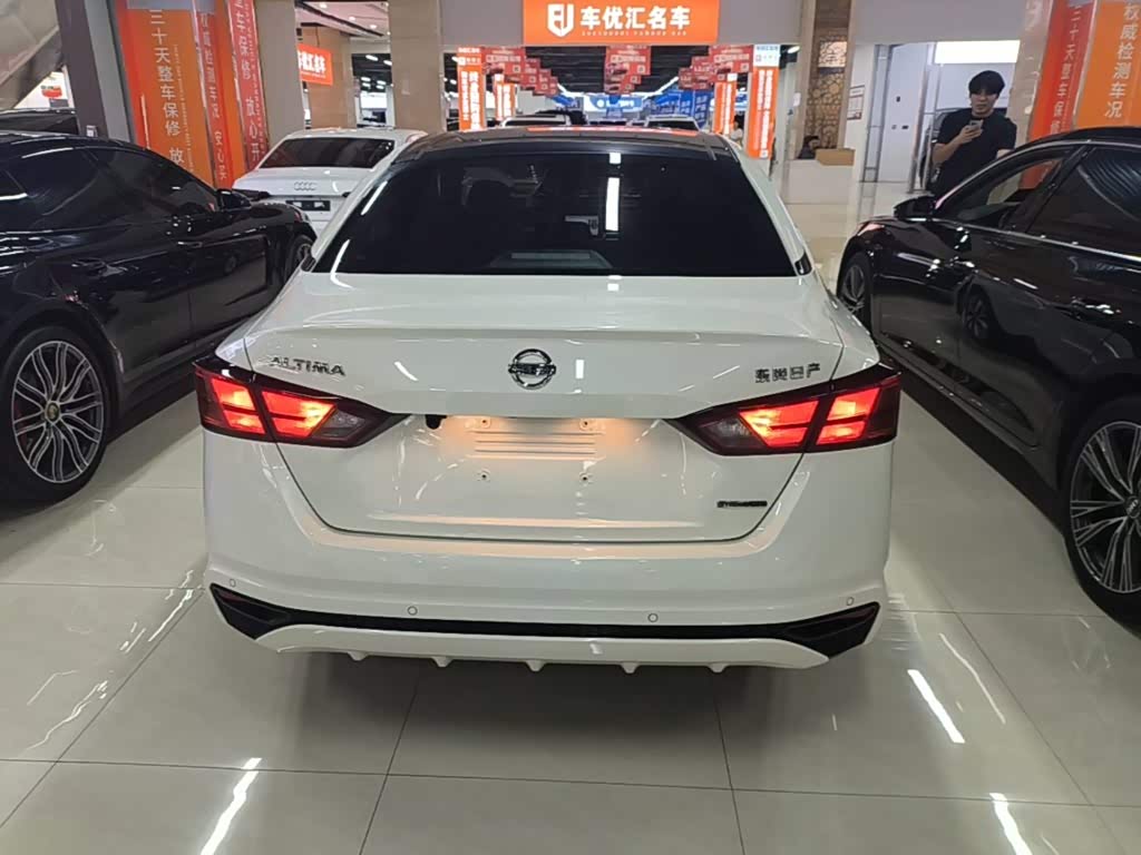 Nissan Teana 2.0 л 2022 г. Белый, пробег 28300 км