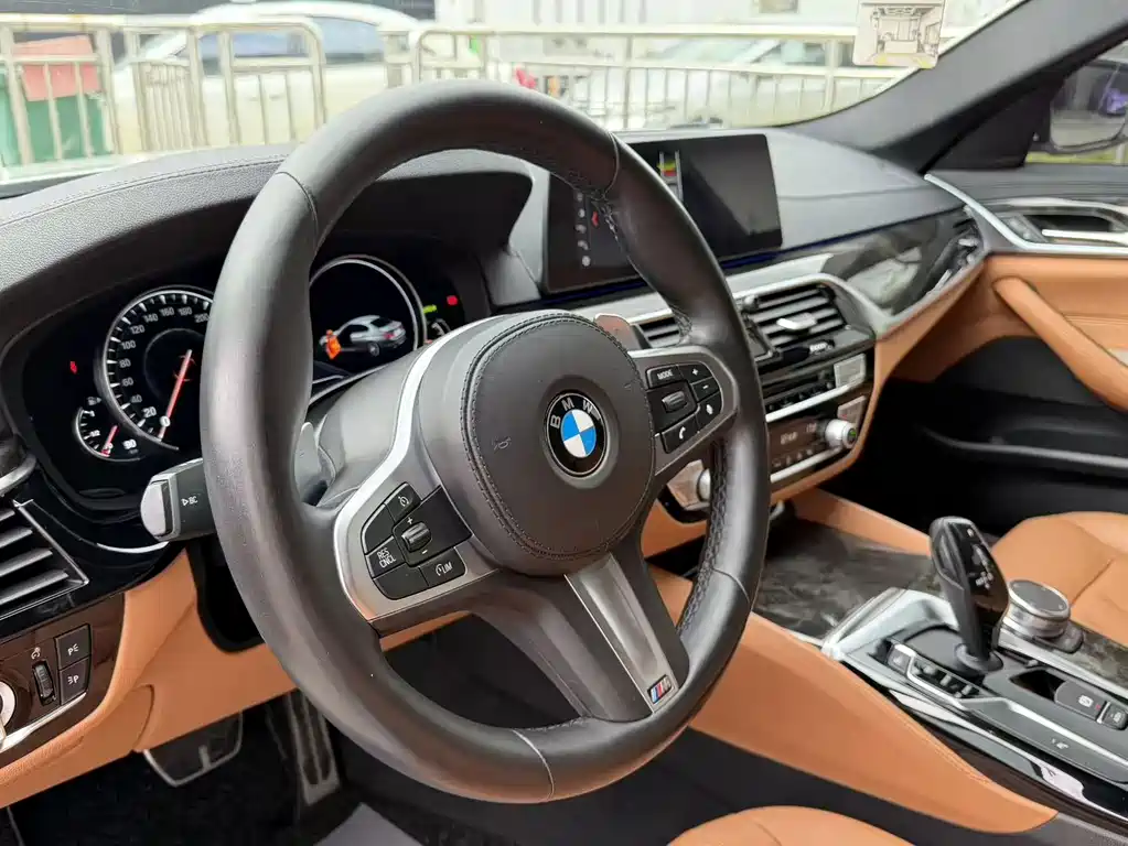 BMW 5 Series — миниатюра 9