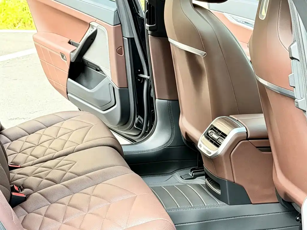 BMW 7 Series — миниатюра 10
