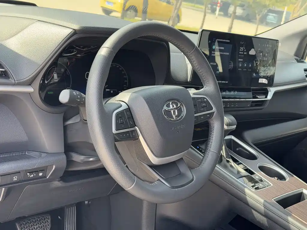 Toyota Granvia — миниатюра 10