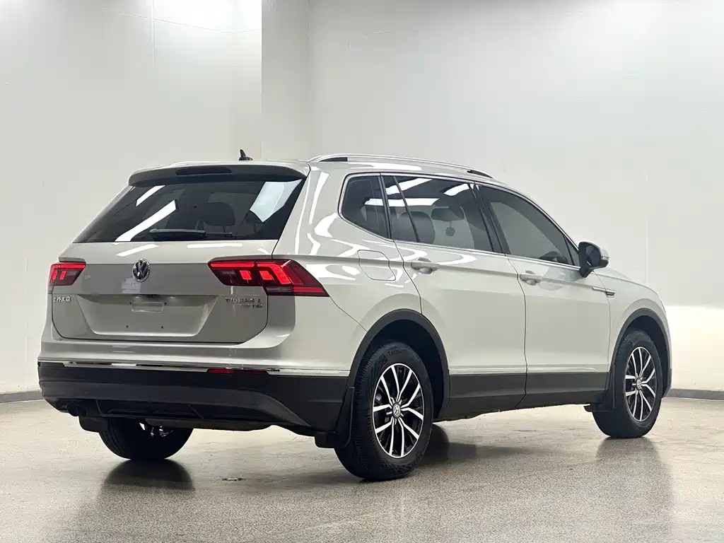 Volkswagen Tiguan L — миниатюра 31