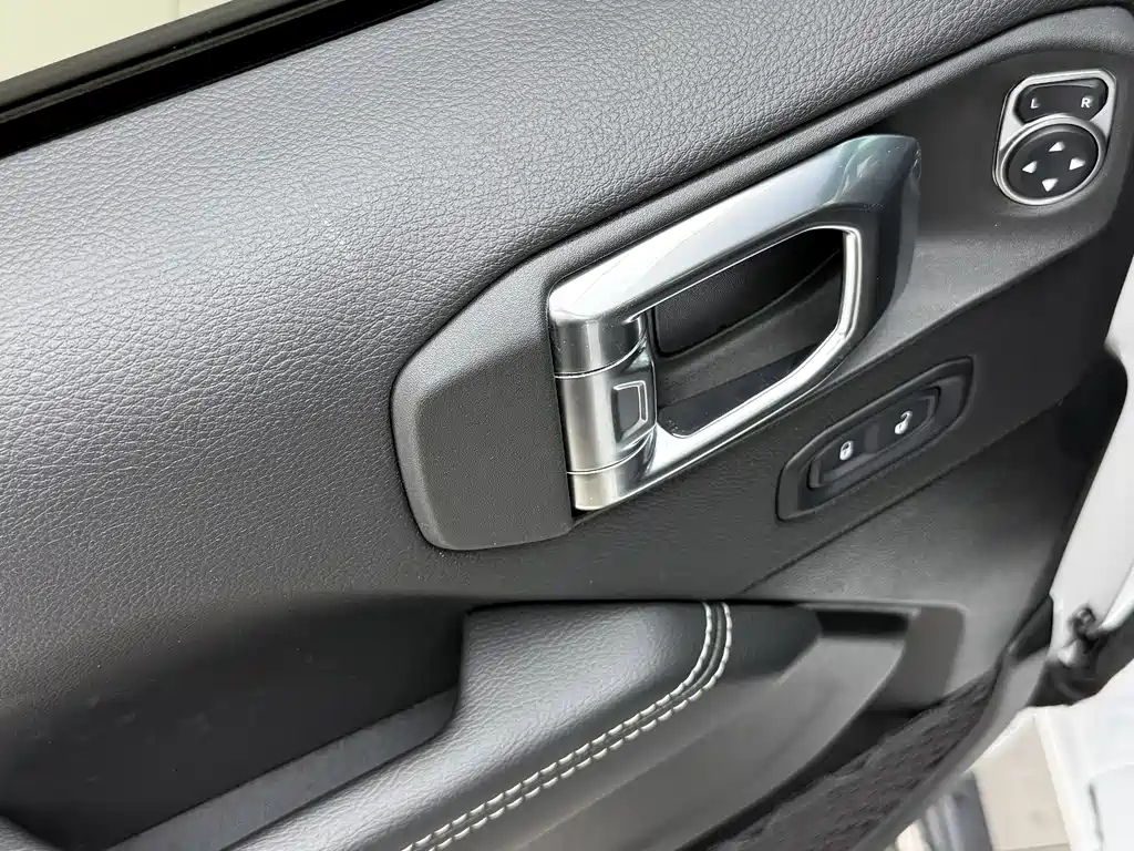 Jeep Wrangler PHEV — миниатюра 14