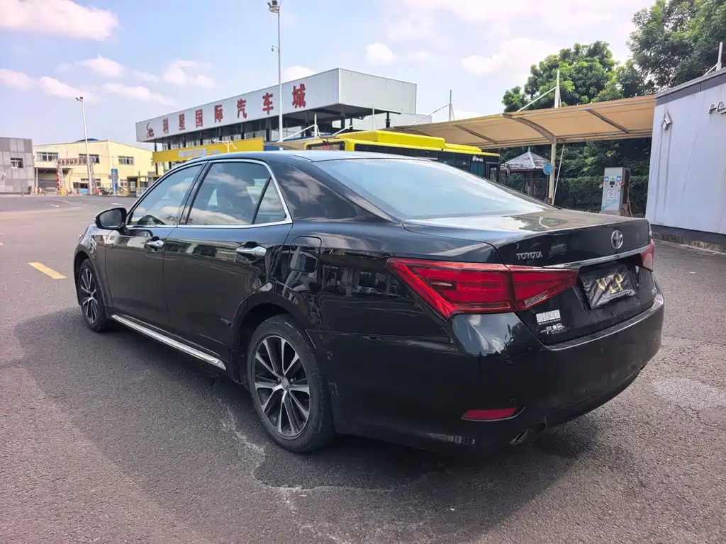Toyota Crown — миниатюра 9