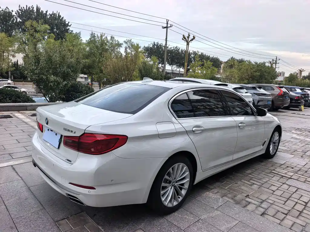 BMW 5 Series — миниатюра 9