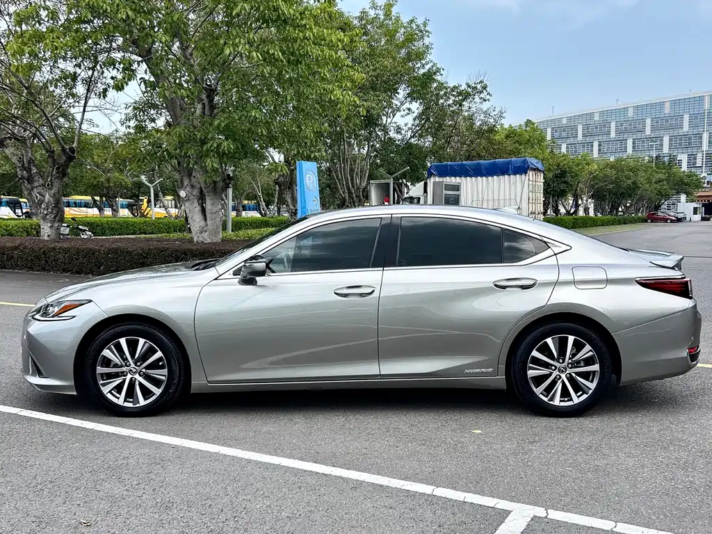 Lexus ES — миниатюра 5