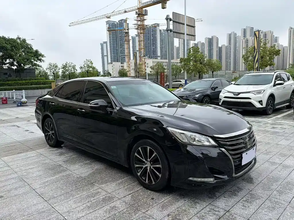 Toyota Crown — миниатюра 3