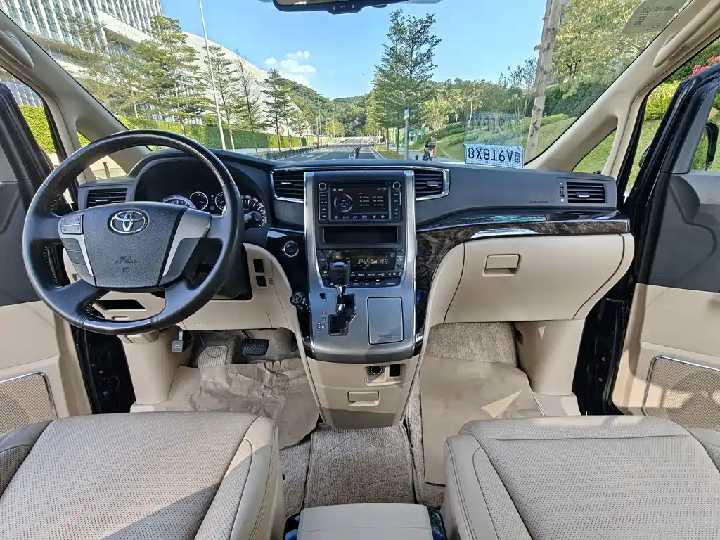 Toyota Alphard — миниатюра 9