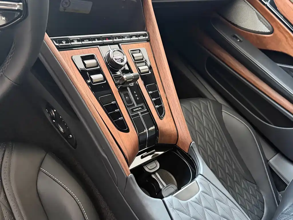 Aston Martin DB12 — миниатюра 9