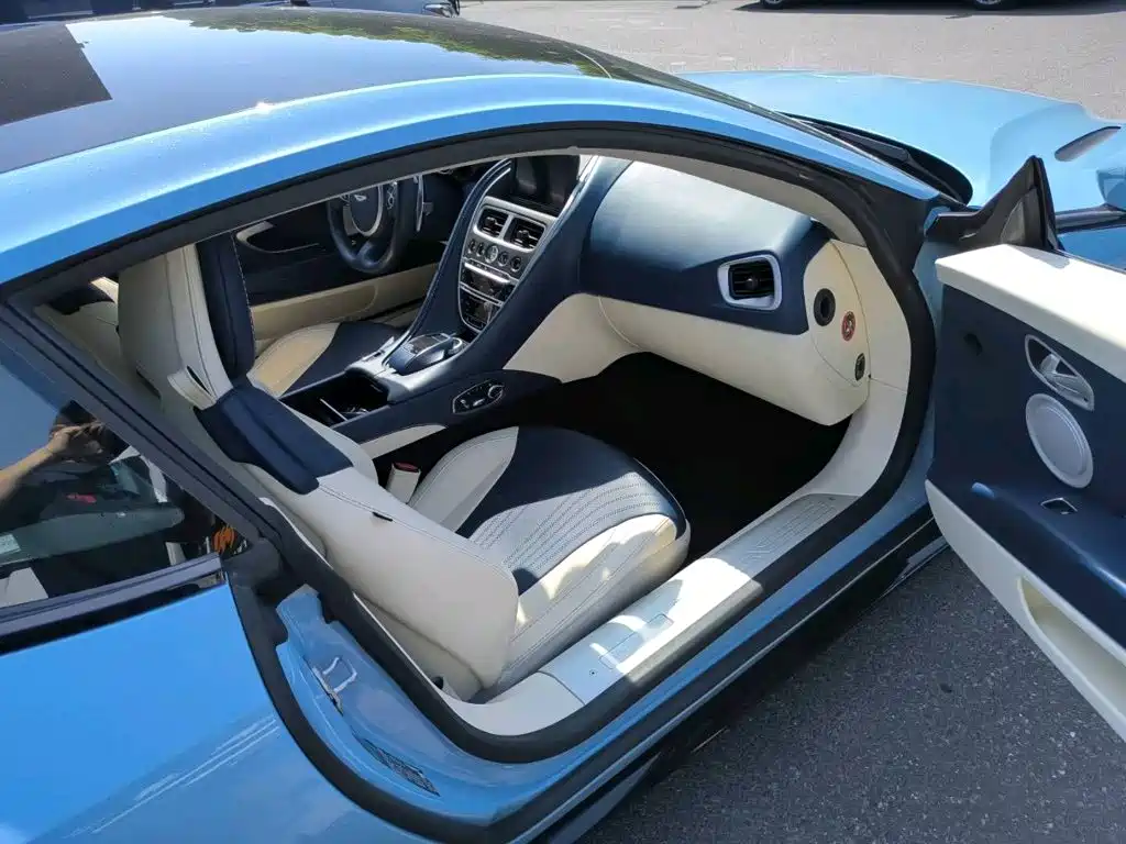 Aston Martin DB11 — миниатюра 13