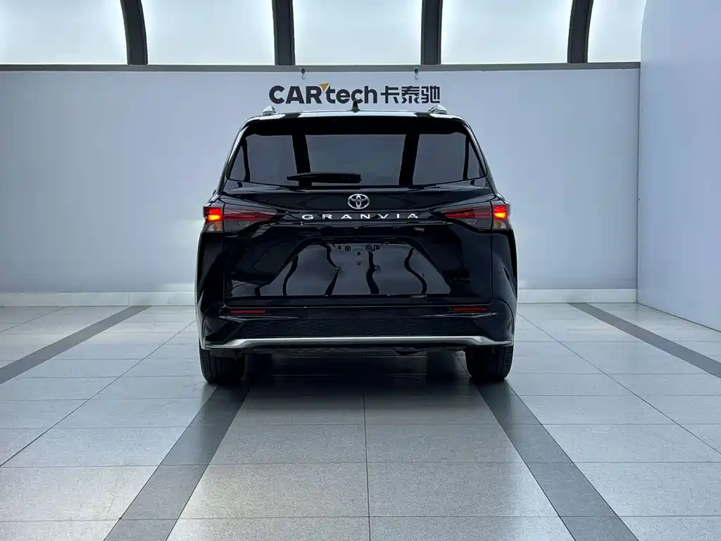 Toyota Granvia — миниатюра 6