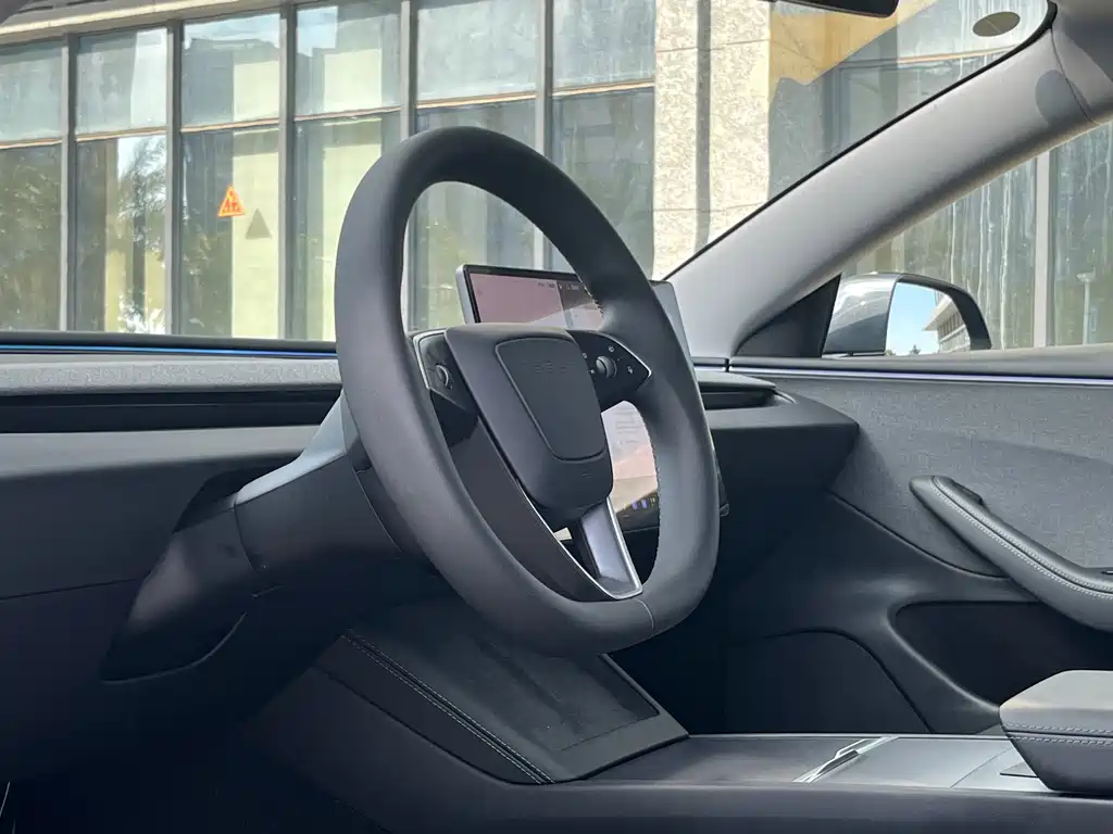 Tesla Model 3 — миниатюра 10
