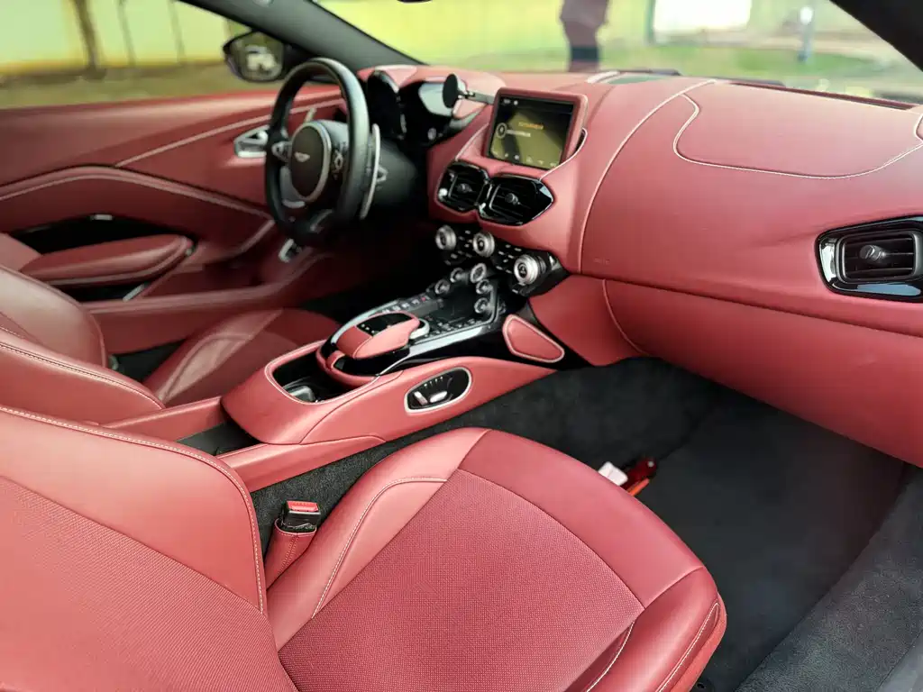 ASTON MARTIN V8 VANTAGE