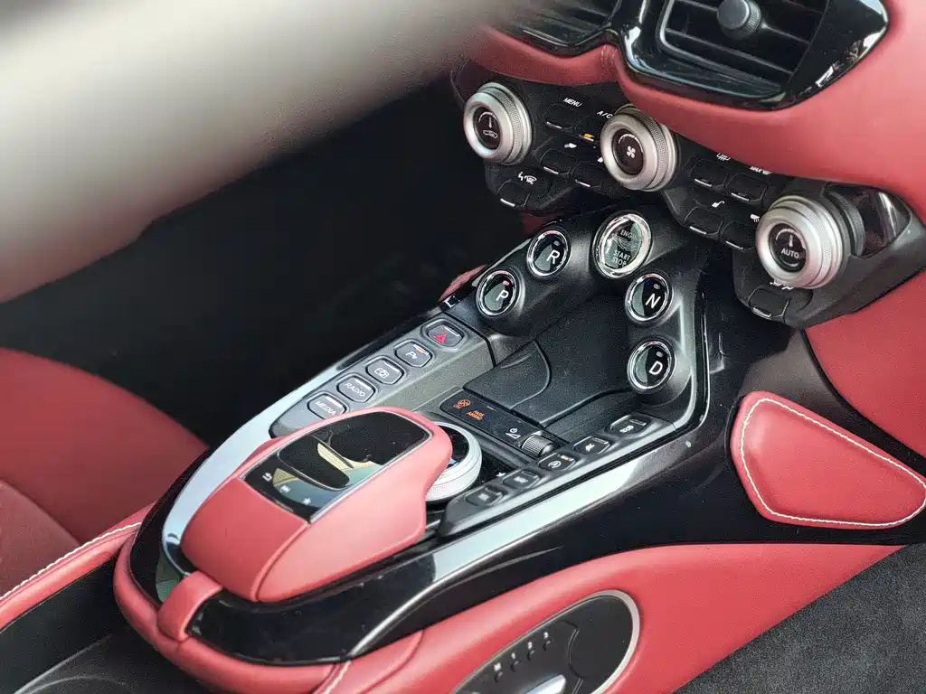 ASTON MARTIN V8 VANTAGE