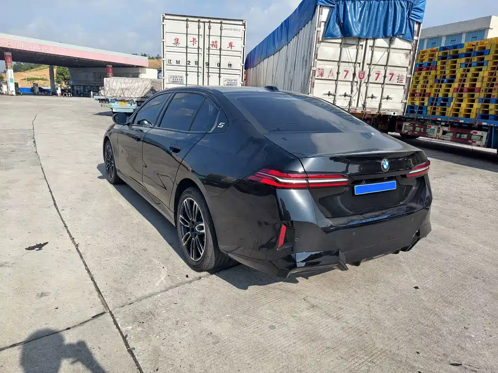 BMW 5 Series — миниатюра 5