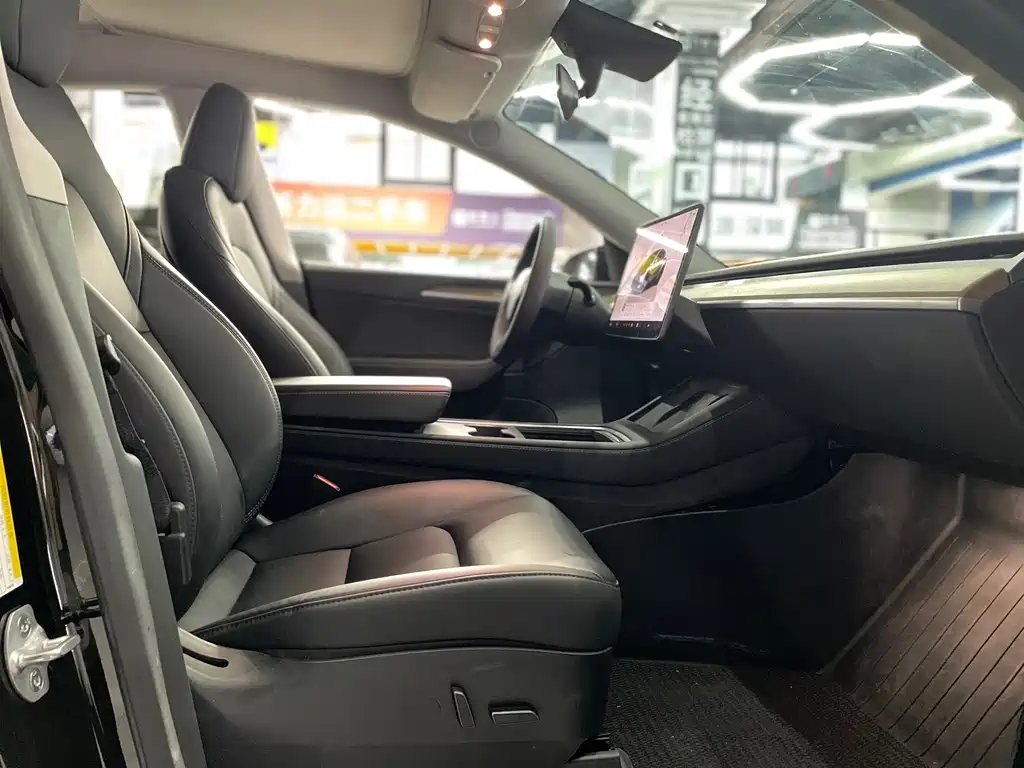 Tesla Model Y — миниатюра 13