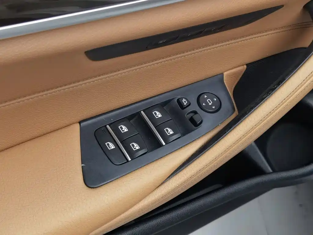 BMW 5 Series — миниатюра 9
