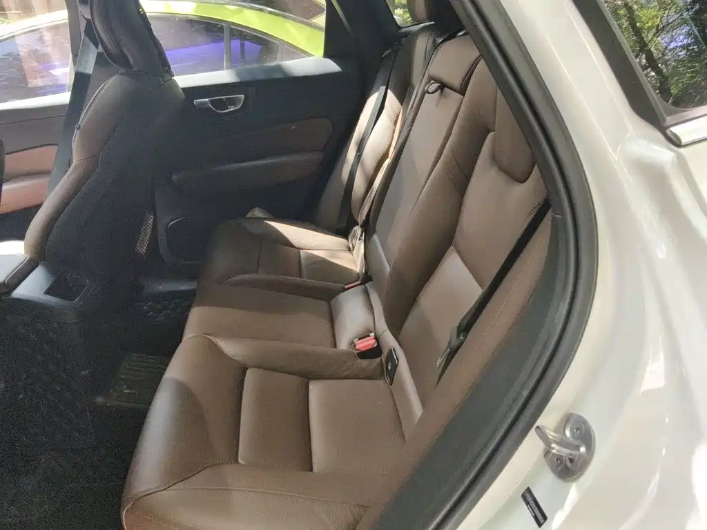 Volvo XC60 PHEV — миниатюра 13