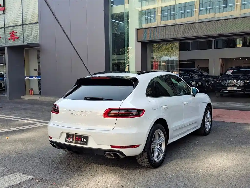 PORSCHE MACAN