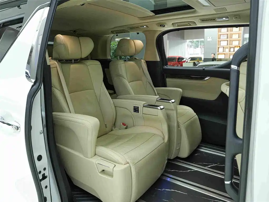 Toyota Alphard — миниатюра 13