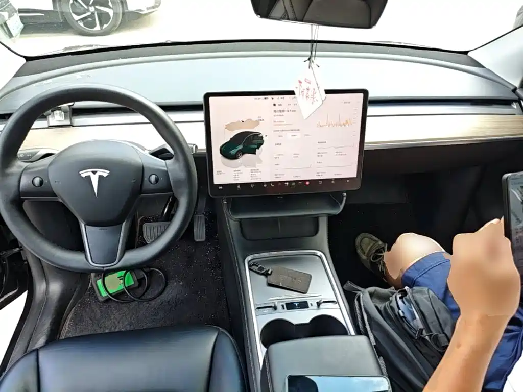 Tesla Model Y — миниатюра 10