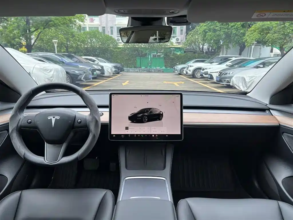 Tesla Model 3 — миниатюра 3