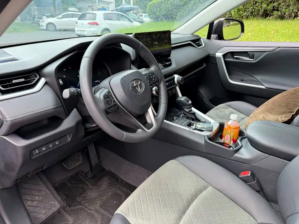 Toyota RAV4 — миниатюра 7