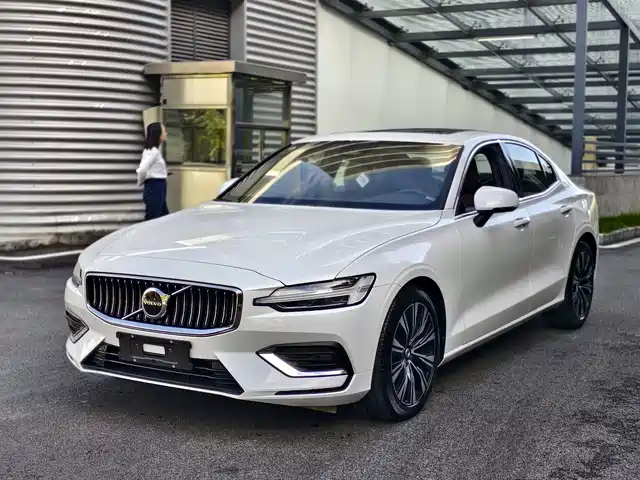 VOLVO  S60 2024