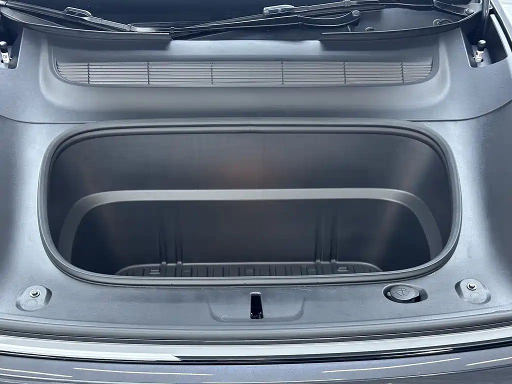 Tesla Model Y — миниатюра 8