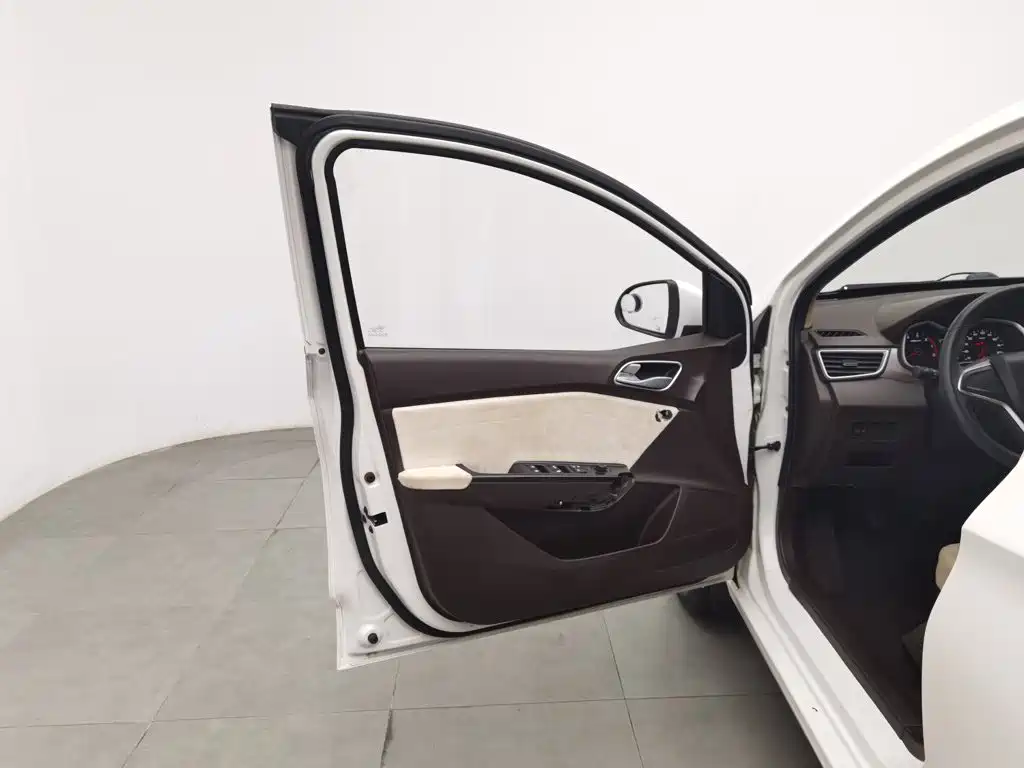 Baojun 310W — миниатюра 8